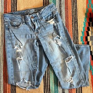 American Eagle distressed skinny jean/jeggings. Womens size 6. Great condition.